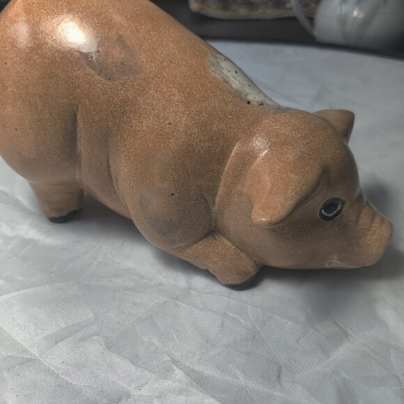A pig figurine, wallowing in mud. Handpainted and very Realistic with mud spots - Picture 6 of 8